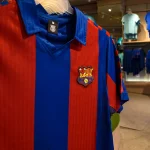 Samarreta vintage del F.C. Barcelona a la botiga Barça Store de Salou