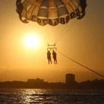 Parasailing durant el sunset de Salou
