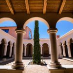 Claustro de la bodega durante la bienvenida de la visita guiada