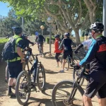 Grup fent ruta en bicicleta a Tarragona: experiència cicloturista organitzada per Adventure Bike Rental