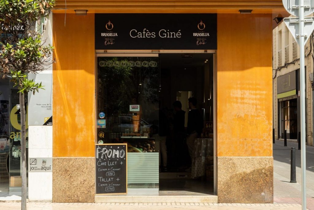 Try the best local coffee in Reus by Cafès Giné.