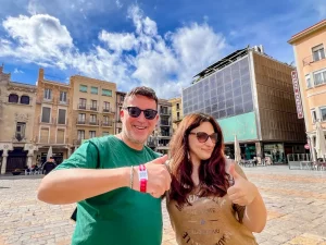 Travellers with Visit Reus bracelet at Mercadal square.