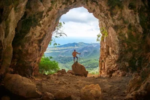 Excursionista a la Cova del Nadell a l'Hospitalet con vistas a las Serres del Mestral