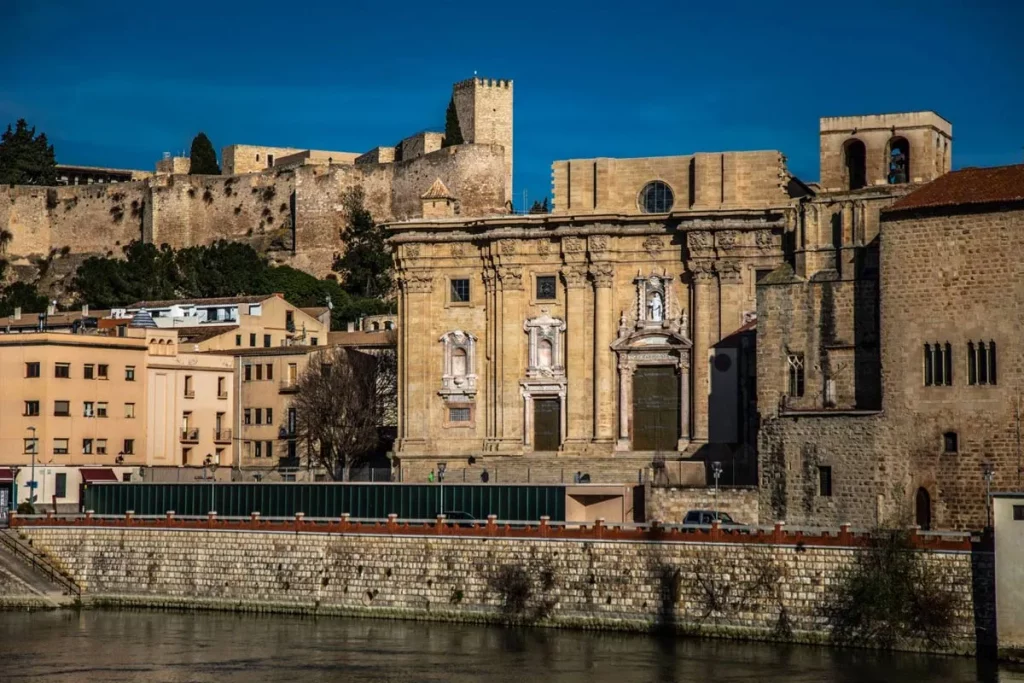 La Catedral de Tortosa desde el rio Ebro.