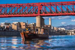Lo Sirgador, el barco de madera tradicional de Tortosa.