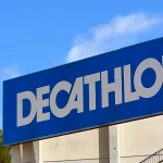 Panorámica del logo de la tienda de Decathlon Vilaseca y Salou
