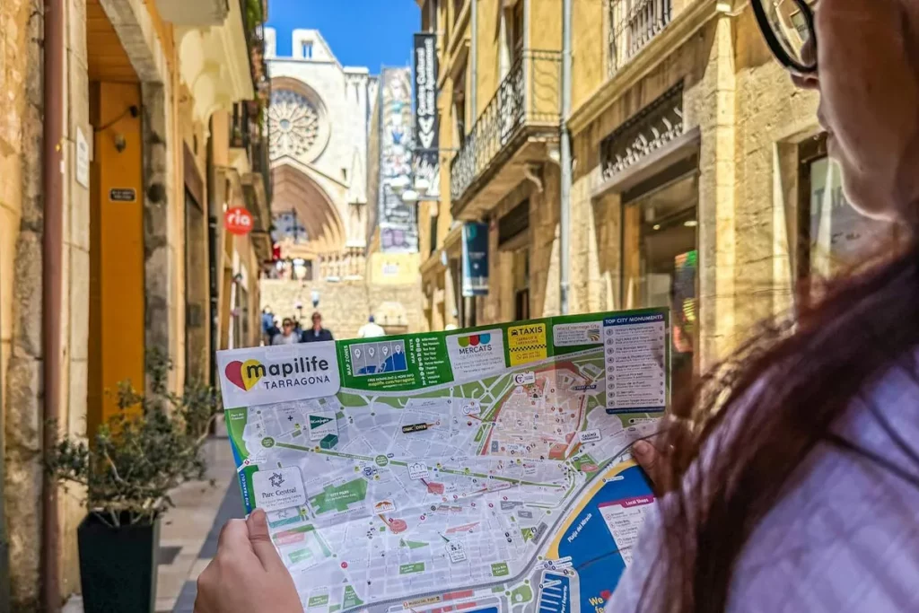 Mirando el mapa Mapilife en la calle Major de Tarragona