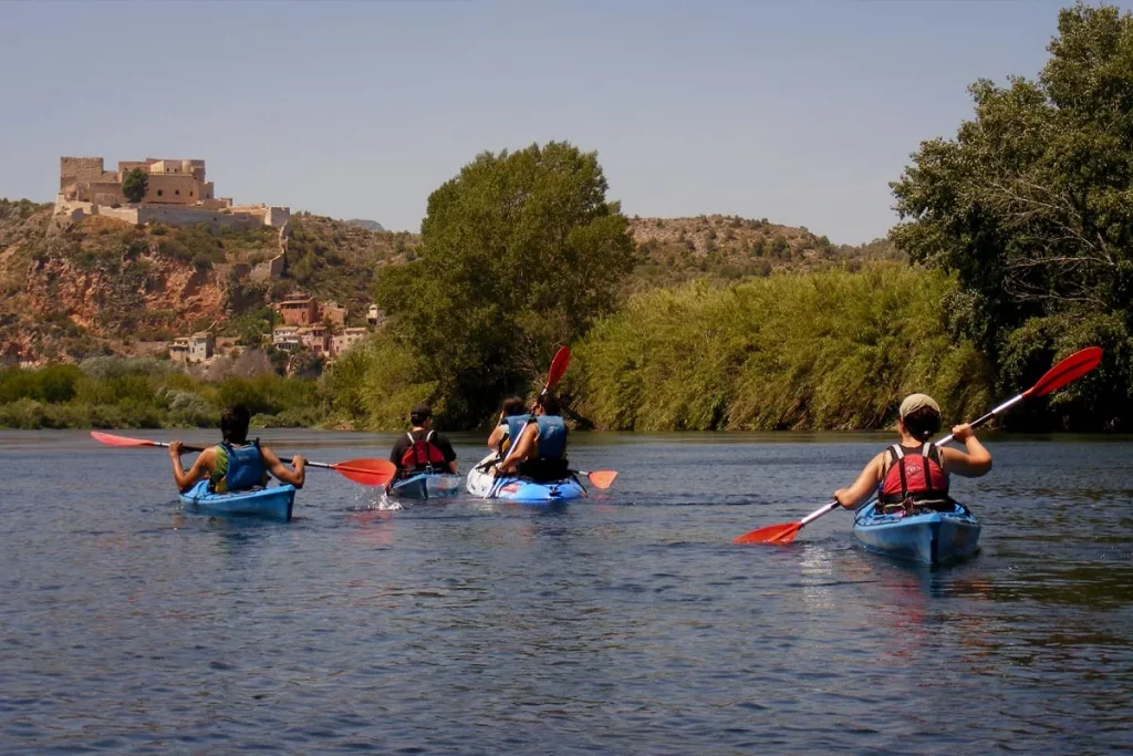 Grup fent caiac al Riu Ebre, a les Terres de l'Ebre