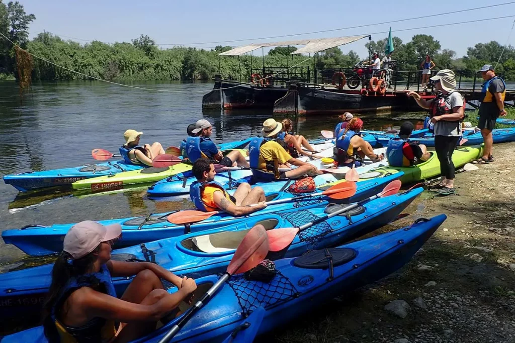 Un grup fent una ruta amb caiac al riu ebre, activitat de EnBlau