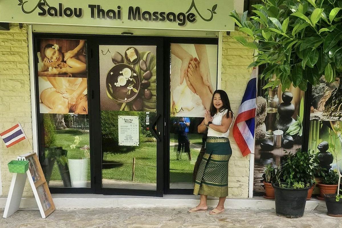 Exterior of Salou Thai Massage, located on Carrer Major