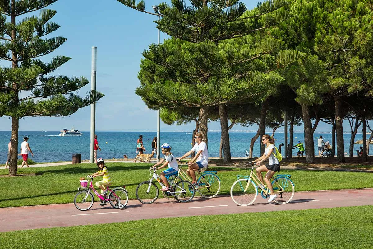 Una família fent una ruta en bicicleta a Cambrils.