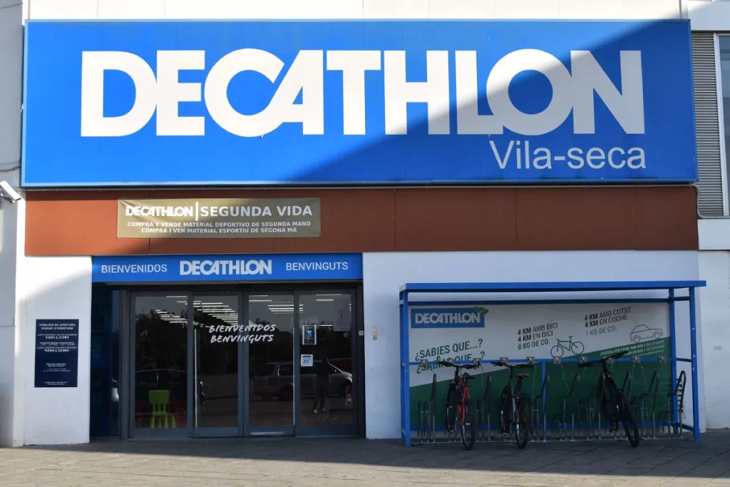 Fachada de Decathlon Vila-seca en Nou Port con acceso desde la Av. Pere Molas