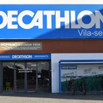 Fachada de Decathlon Vila-seca en Nou Port con acceso desde la Av. Pere Molas