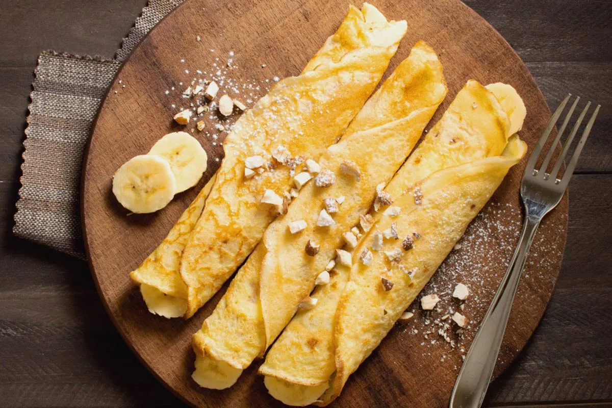 Crêpes dolces farcides amb plàtan i ametlles, especialitat de la Crêperie Kenavo a Reus