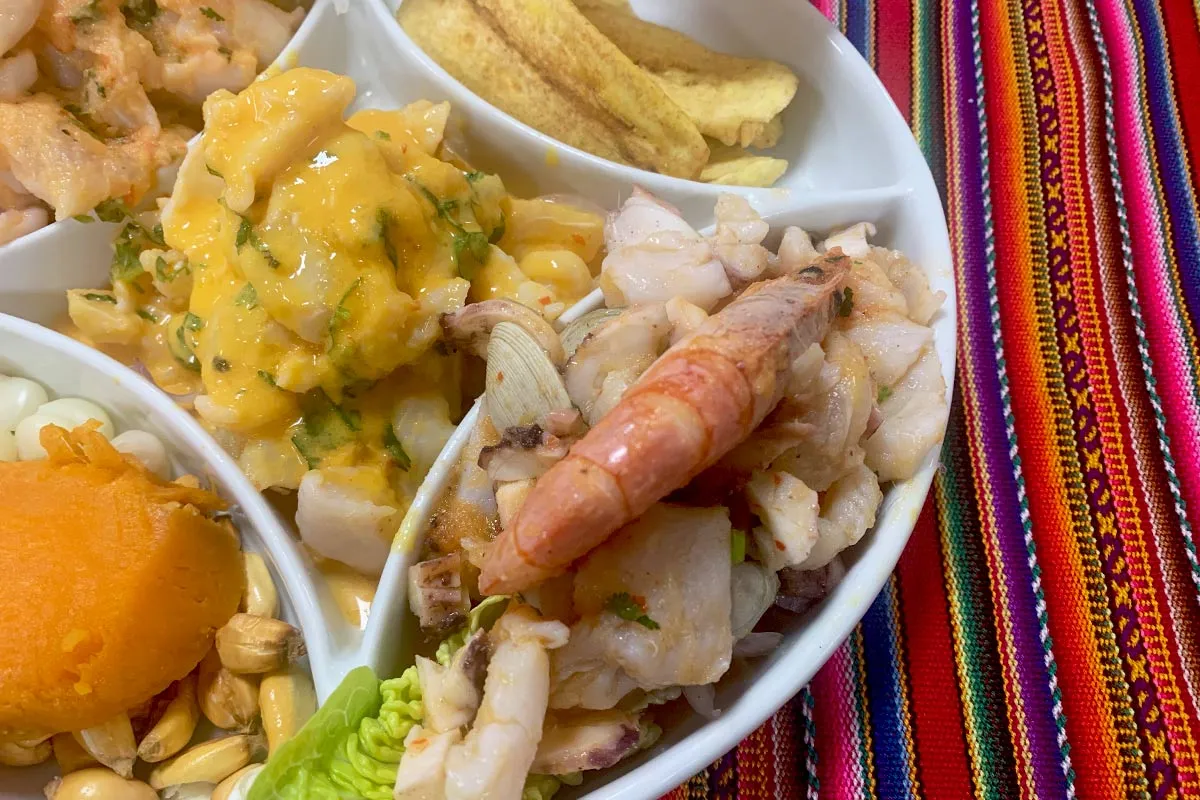 Ceviche peruà amb gambes, peix fresc, blat de moro i plàtan fregit al restaurant Perricholi de Reus