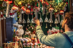 Comprando en el mercado navideño de tarragona