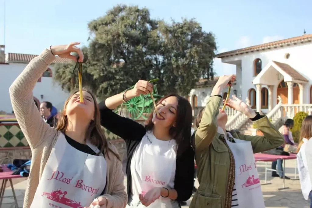 Menjant calçots al Mas Boronat de Salomó