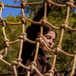 Noia a les xarxes gegants, una de les activitats de Jungle Trek