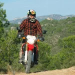 Motorista con Honda CRF250L en ruta por las montañas de la Costa Dorada