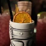 Còctel d’autor servit amb presentació exòtica al bar speakeasy Amazon de Salou.