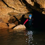 Descenso de barrancos dentro de una cueva con agua subterránea