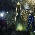 Formación de estalactitas y estalagmitas en las Cuevas de l’Espluga con guías de aventura