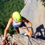 Participantes en una vía ferrata en las Montañas de Prades con Gorg Aventura