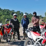 Grupo de motoristas con Honda CRF recorriendo el paisaje del río Ebro