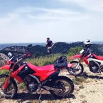 Motos Honda CRF250L aparcadas en un mirador con vistas panorámicas