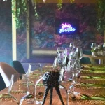 Interior immersiu del restaurant Amazon The Secret Jungle a Salou, decorat amb vegetació i inspiració amazònica.