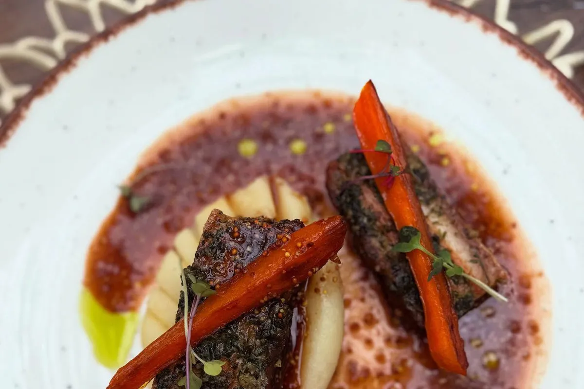 Experiència gastronòmica i de còctels únics en un entorn misteriós i teatral a Salou.