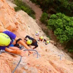 Escalada en vía ferrata con vistas espectaculares a la montaña de Prades