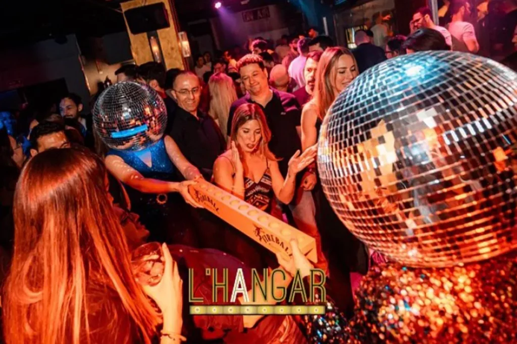 L’Hangar Reus – ambient de festa amb bola disco i públic