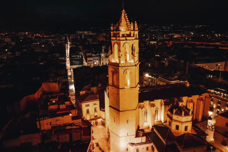 Imatge aèria de Reus amb el Campanar il·luminat.