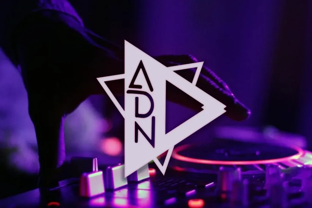 ADN Reus – logo i cabina de DJ al pub electrònic