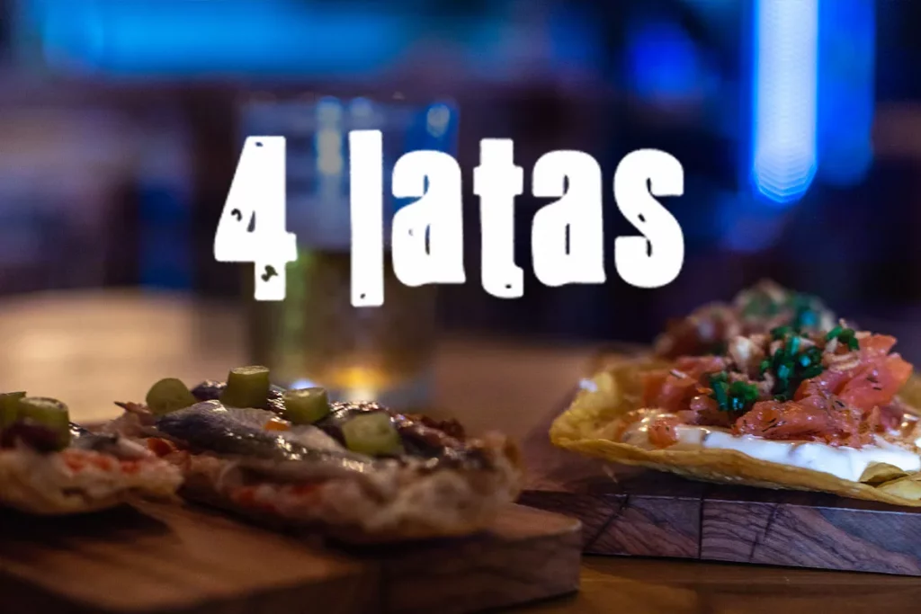 Tapas para compartir en 4 Latas, terraza en la Plaça de la Font de Tarragona.