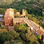 Vista aérea del conjunto de Sant Miquel d’Escornalbou rodeado de bosque mediterráneo