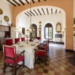 Comedor señorial de la casa de Eduard Toda en el Castell Monestir d’Escornalbou