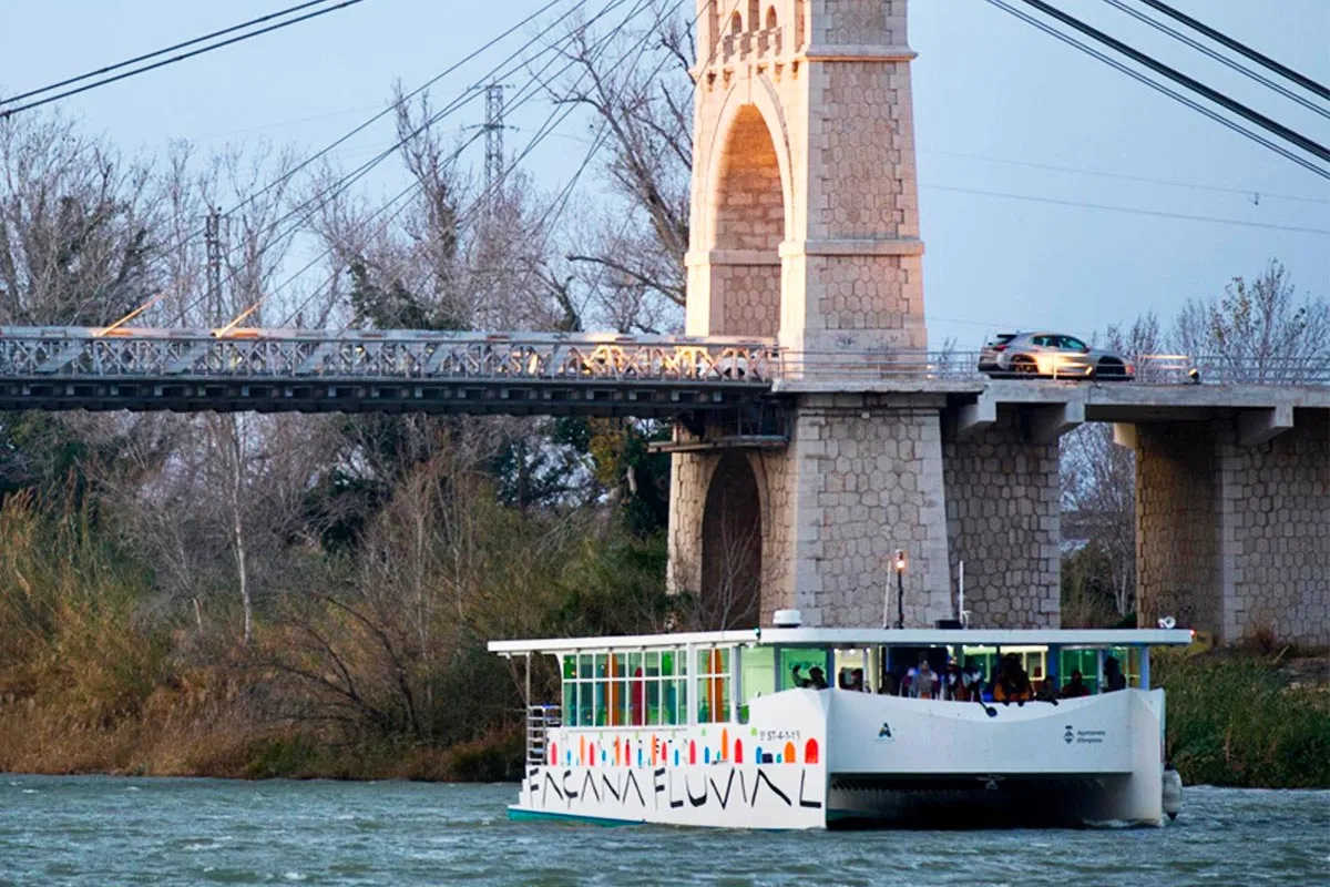 Barco eléctrico de La Perla d’Amposta navegando por el río Ebro