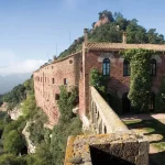 Murallas y terrazas del Castillo de Escornalbou con vistas al Baix Camp