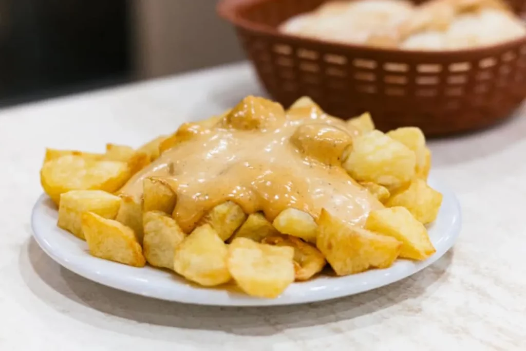 Bravas y pescado frito en Bar Paraíso, clásico de Bonavista en Tarragona.