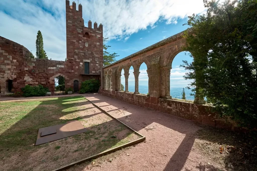 Claustro-jardín y arcos del mirador de Santa Bàrbara, Escornalbou