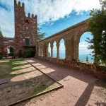 Claustro-jardín y arcos del mirador de Santa Bàrbara, Escornalbou