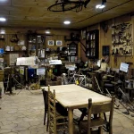 Sala museo con herramientas de campo y muebles antiguos en el interior de Dia de Granja