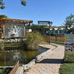 Camino y estanque ajardinado en la zona de naturaleza de Dia de Granja Reus