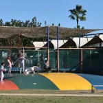 Cama elástica hinchable de colores con niños saltando en la zona de juegos de Dia de Granja