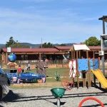 Parque infantil con toboganes y juegos al aire libre en Dia de Granja Reus