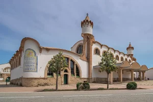 Façana i torre de la Cooperativa Agrícola de Gandesa, la “Catedral del Vi” de la Terra Alta. Crèdit: Turisme de Gandesa.