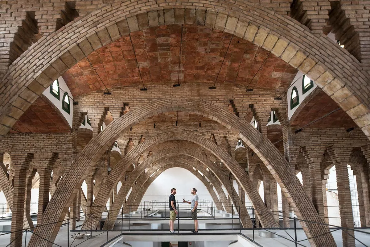 Nau interior de la Cooperativa de Gandesa amb arcs parabòlics de Cèsar Martinell, icona del modernisme agrari.