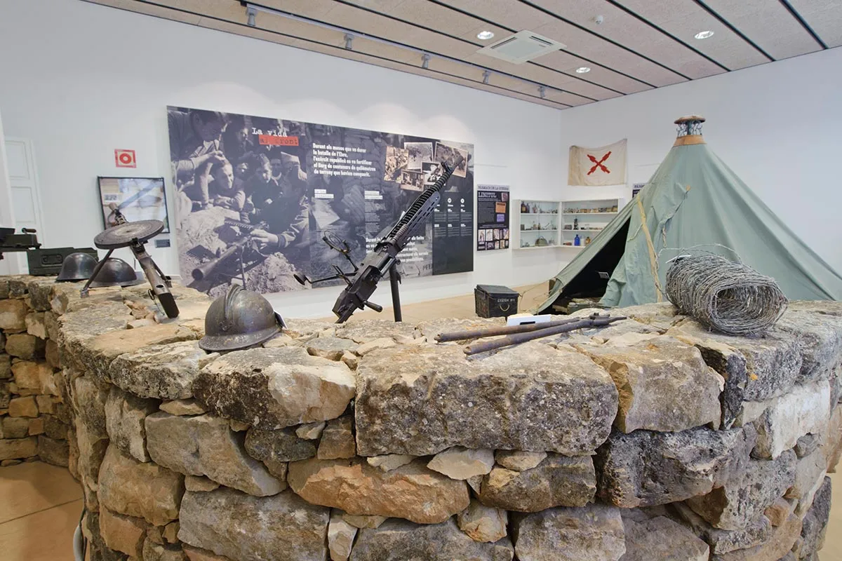 Sala d’exposició del MMBE a Gandesa amb panells, objectes històrics i recreació d’espais de la batalla.